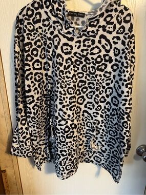 Kim & Cami Black and White Leopard Print Hoodie